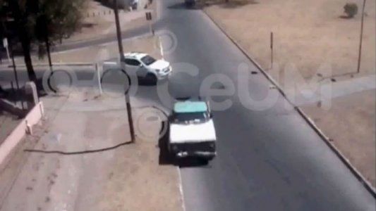 Manejó en zigzag más de 7 kilómetros y atropelló a un ciclista: investigan si estaba borracho