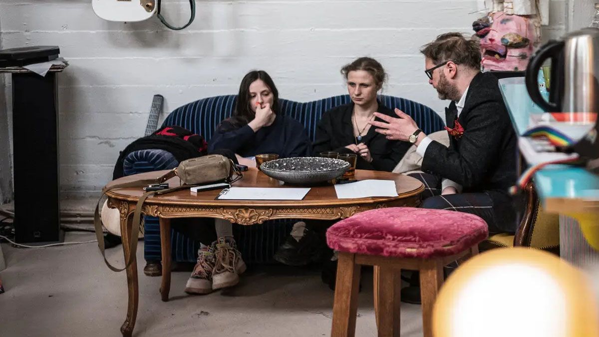 En Reikiavik, Islandia, con su pareja y el artista que le ayudó a conseguir documentación para cruzar Bielorrusia y Lituania hacia la libertad (Foto: Gentileza New York Times)