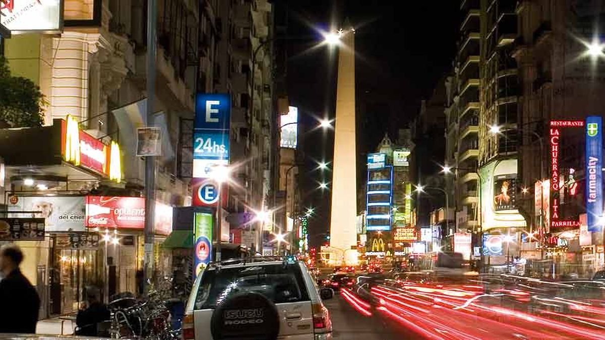 Av. Corrientes : ¿Cuánto sale una noche en la city porteña?