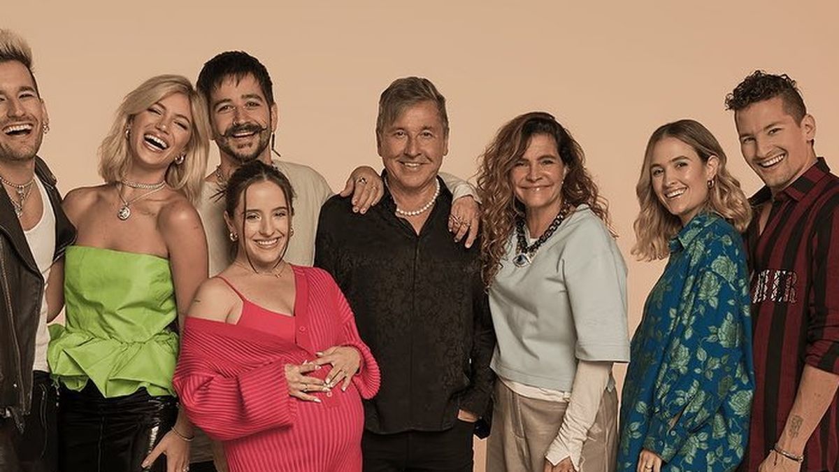 Ricardo Montaner y su clan familiar junto a Marlene, sus 3 hijos -Mau, Ricky y Evaluna- y sus respectivas parejas.&nbsp;