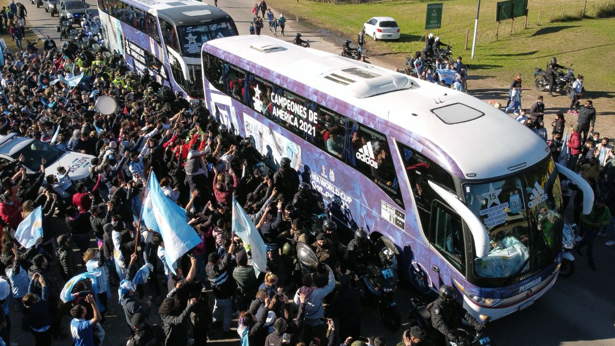 Los campeones de la Copa América, recibidos por una multitud