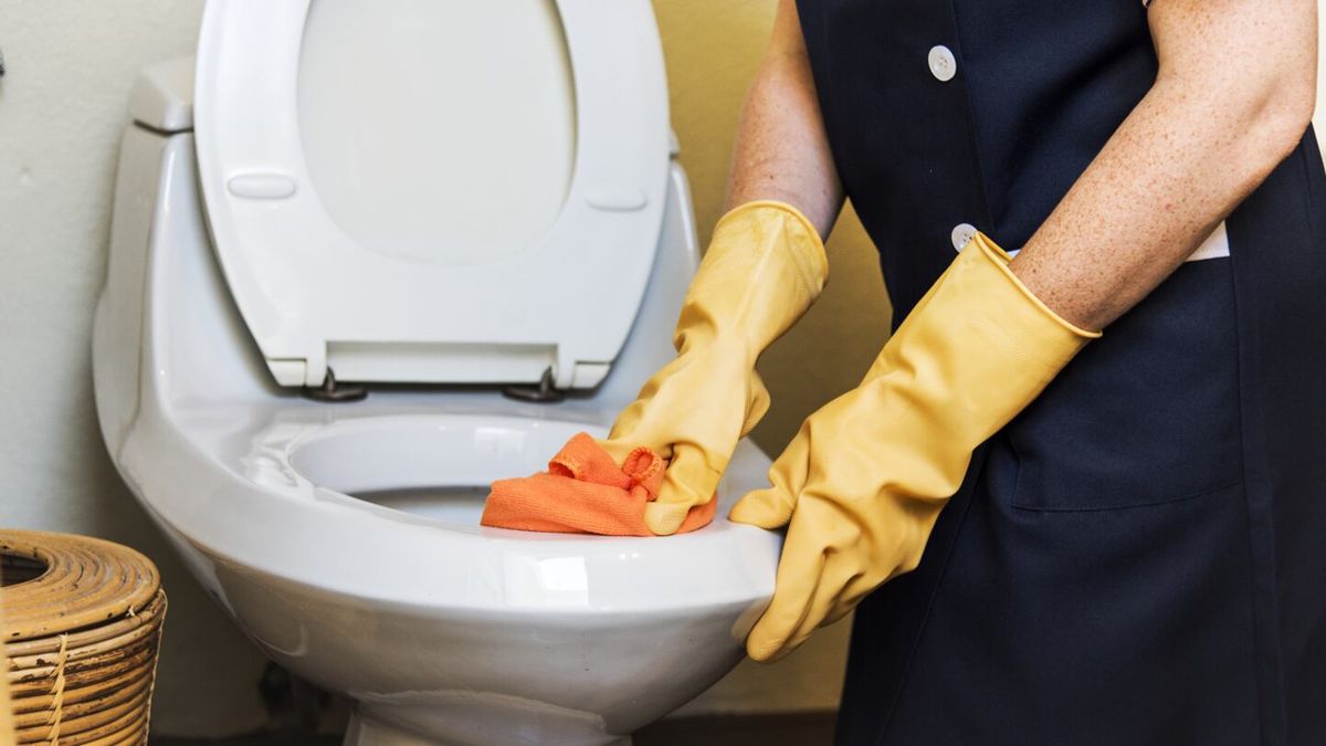 Elegir los guantes adecuados es clave al manipular productos químicos durante la limpieza.