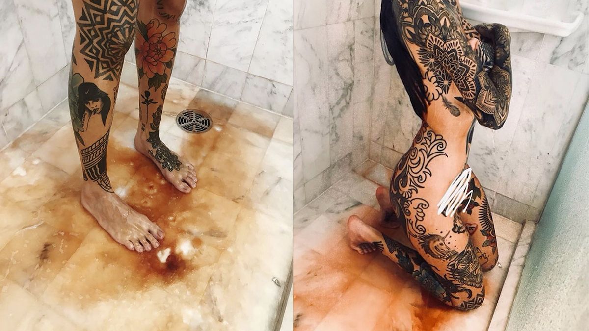 Lelé mientras se baña y tiñe el pelo