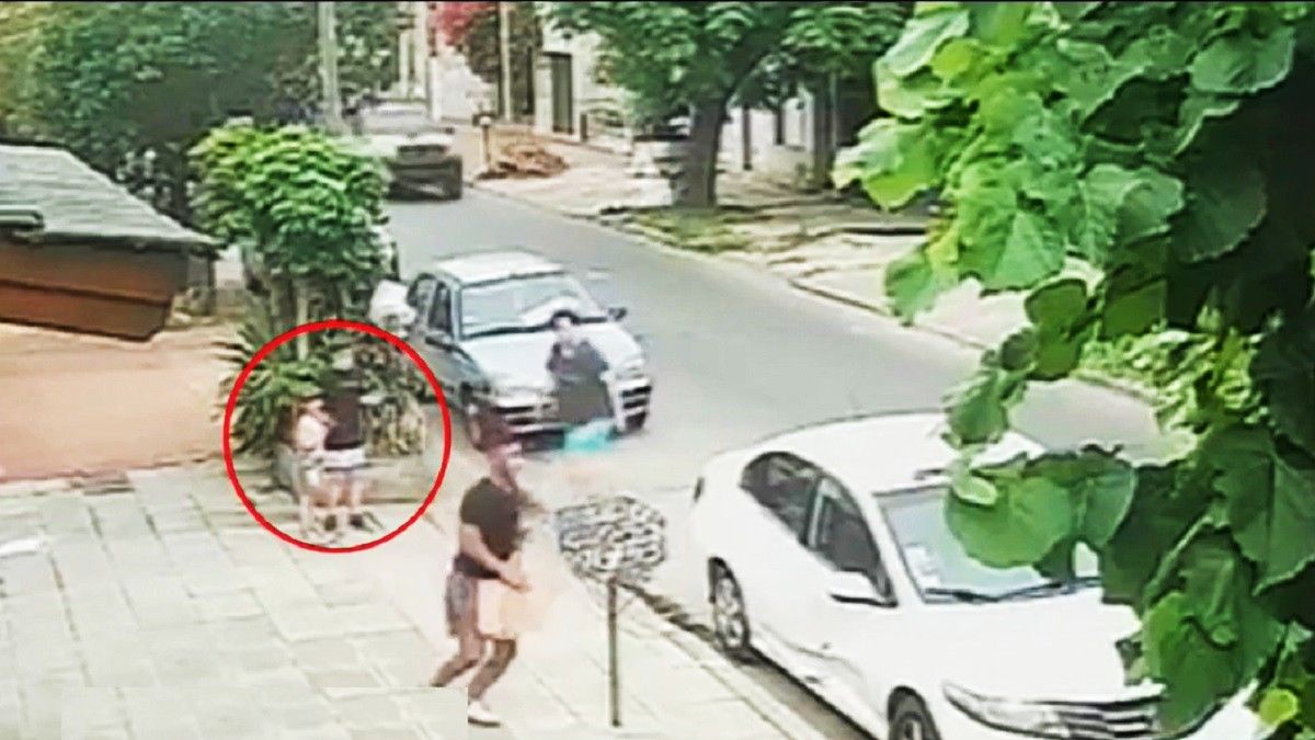 Inseguridad. Los dos menores miran la escena impactados (Foto: captura de video).