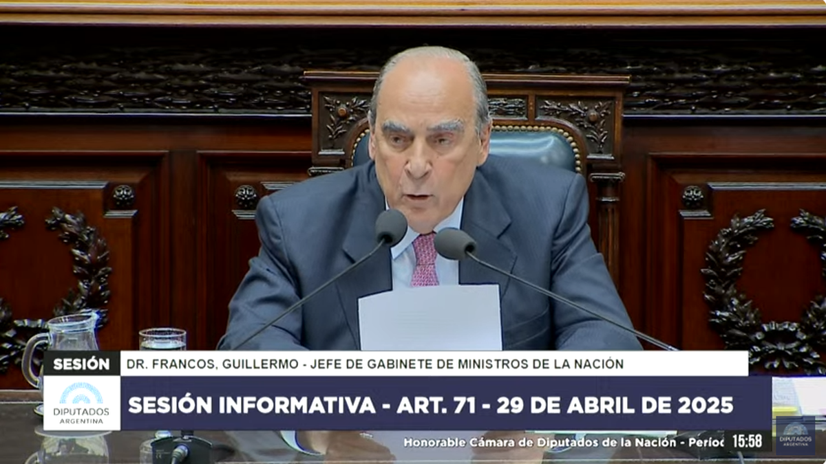Francos ayer durante su interpelación. (Foto: archivo).