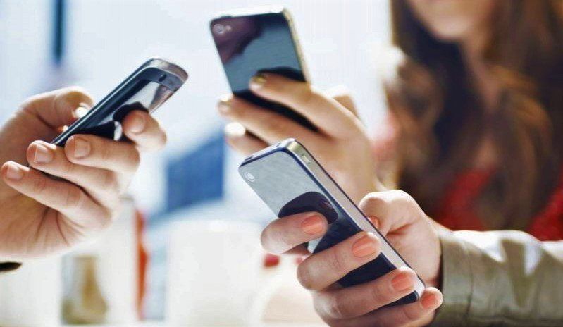 ¿Mi celular escucha lo que digo? Lo que hay que saber sobre celulares espías
