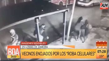 Lomas de Zamora: así les roban en la parada de colectivo. (Captura de Tv) Lomas de Zamora: así les roban en la parada de colectivo. (Captura de Tv)