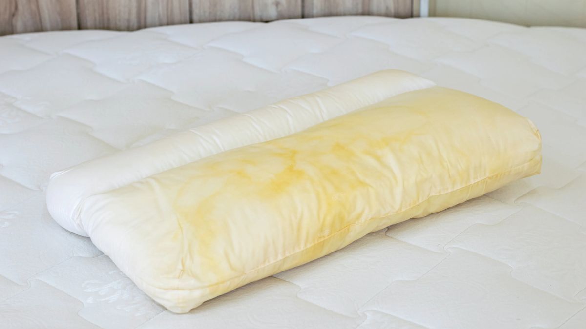 C&oacute;mo eliminar manchas de almohadas con este sencillo truco casero.