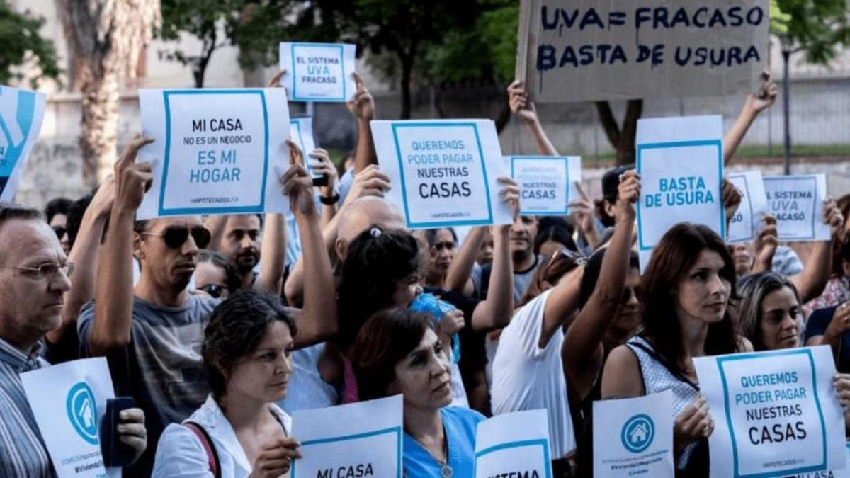 Una imagen de deudores de los créditos UVA