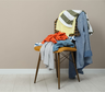 Qué significa acumular a menudo ropa en la silla, según la psicología