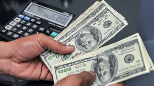 El dólar blue cayó y se mantuvo debajo del oficial: cuáles fueron todas las cotizaciones