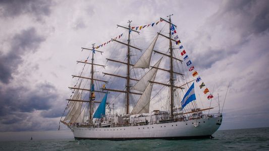 Entre la niebla y las nubes, las increíbles imágenes de la Fragata Libertad en Mar del Plata