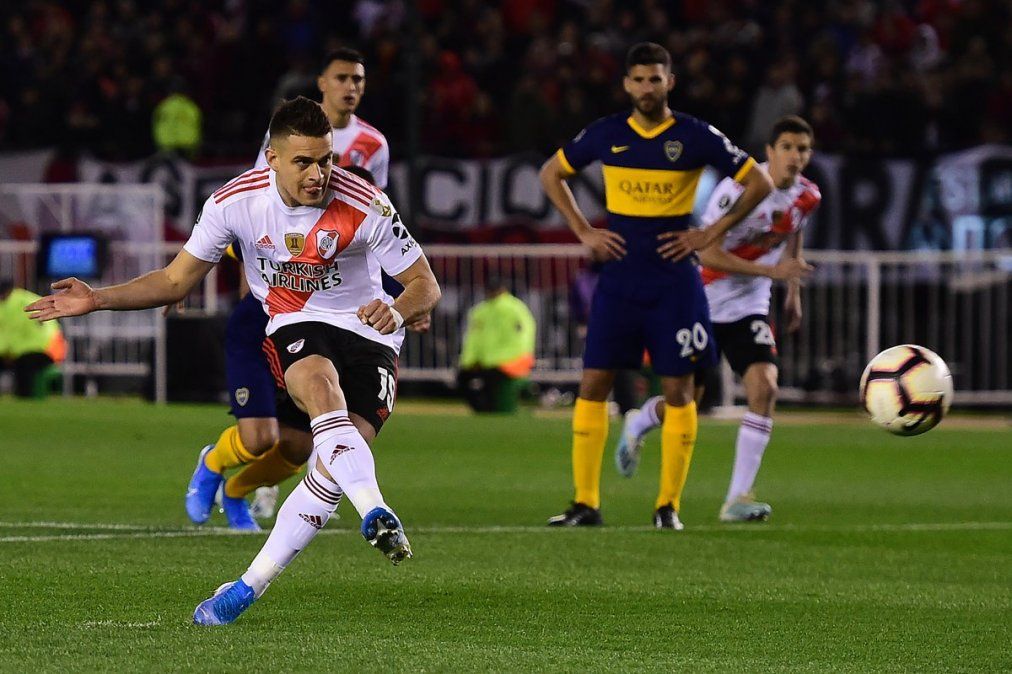 ¿A quién beneficia el VAR? Cómo decidieron los árbitros en los partidos de River y Boca por Libertadores