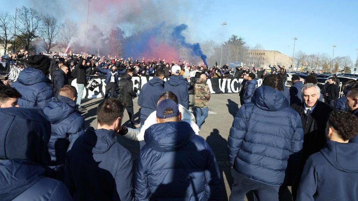 La bandera de los ultras del PSG le colgaron a los jugadores antes del clásico con Olympique de Marsella por la Copa de Francia. 