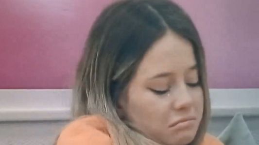 La angustia de Zoe en Gran Hermano tras la sorpresa que le llevó Santiago del Moro