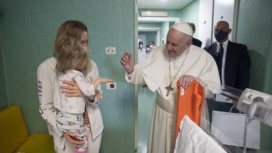 El Papa visitó a niños ucranianos internados en un hospital Bambino Gesù de Roma