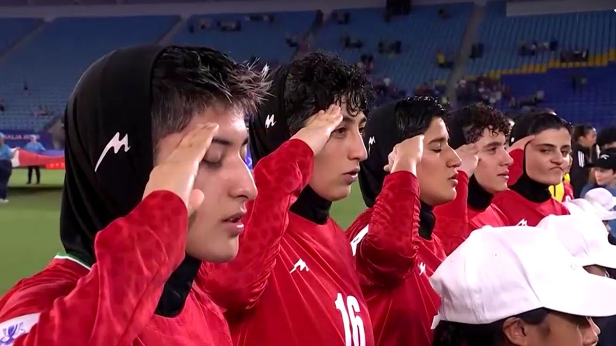 Jugadoras de Irán, hacen la venia y cantan el himno en el último partido. (Foto: Reuters)