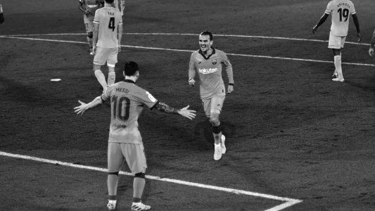 Barcelona goleó 4-1 a Villarreal y le sigue peleando a Real Madrid: Messi buscó, no marcó, pero asistió