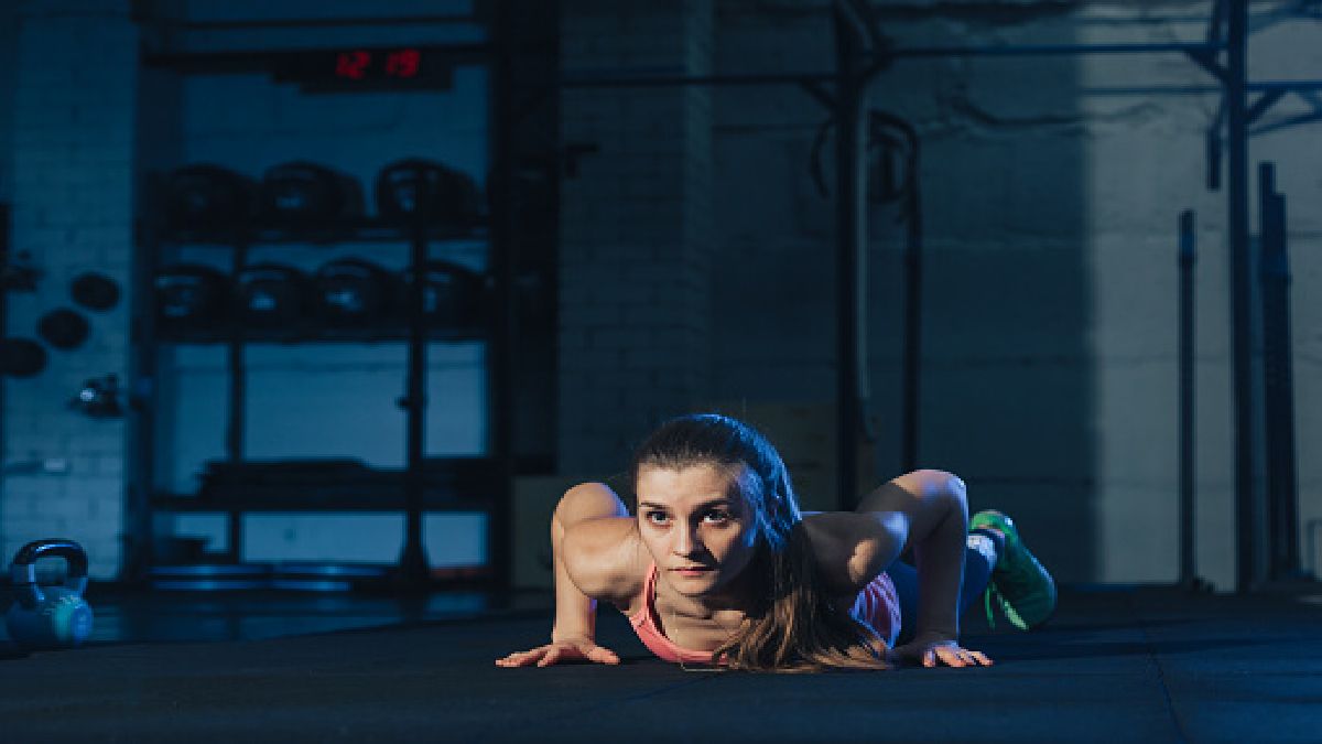 Burpee es el ejercicio en el que la persona en cuestión debe realizar un salto y seguido a eso una flexión de brazos o lagartija. Una vez hechas las dos partes se considera que se concluyó un burpee