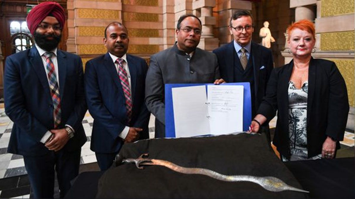 Autoridades del museo Glasgow Life firman el convenio con el representante de la India para la restitución de objetos culturales del siglo XIX (Foto: Cuenta del museo Glasgow Life)