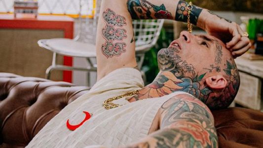 Emanuel Noir, cantante de Ke Personajes, envuelto en otra escandalosa pelea en la calle: el video