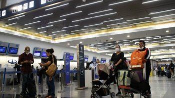 Ante las denuncias, ordenan la intervención del centro de testeos en el aeropuerto de Ezeiza