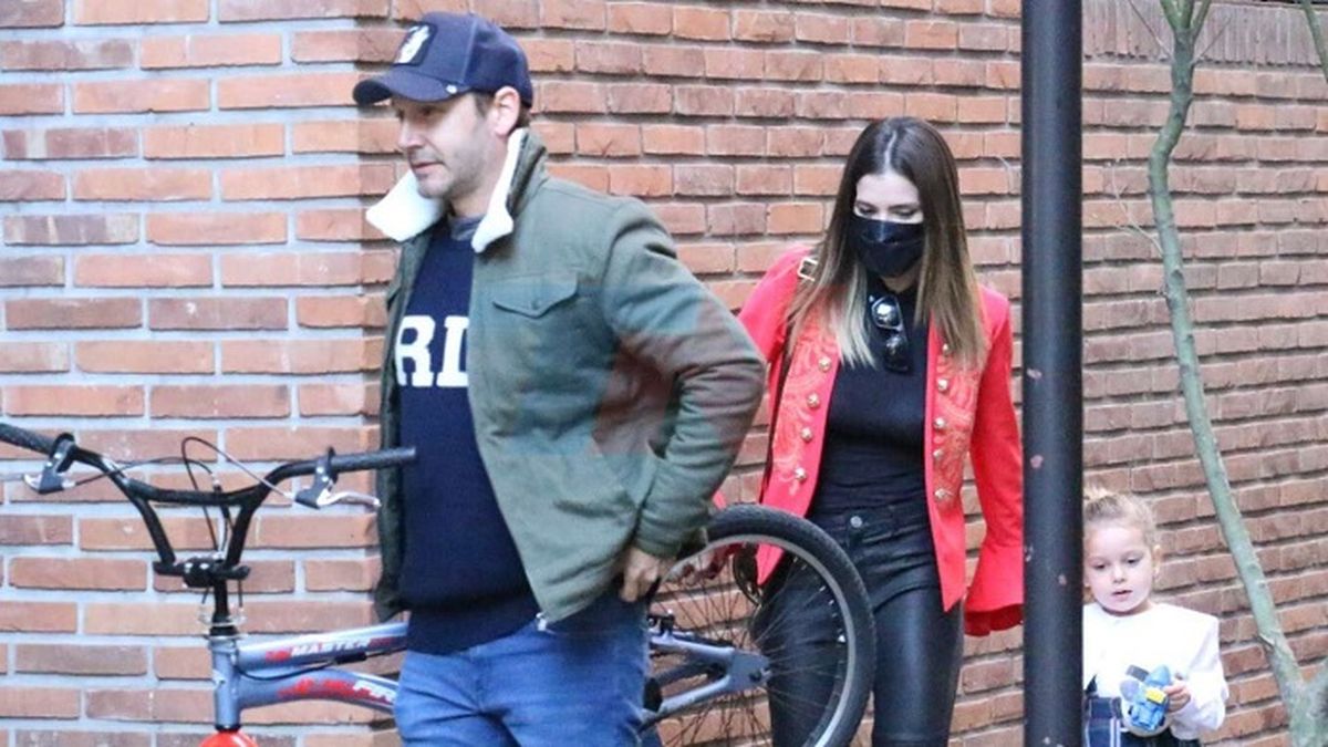 Benjamín Vicuña y Eugenia 'la china' Suárez llegando al cumpleaños de Beltrán, con el regalo en mano: una bicicleta.