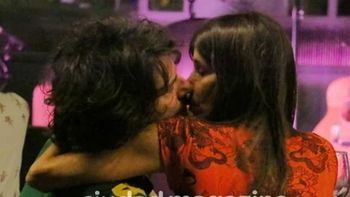 Se ha formado una pareja: Reconocidos actores, fotografiados a los besos en el teatro