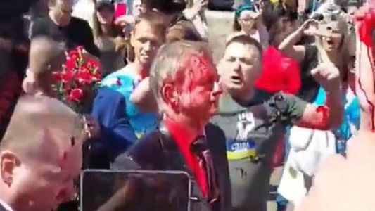 Video: el embajador ruso en Polonia fue rociado con pintura roja por manifestantes ucranianos