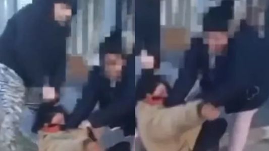 El violento video de dos mujeres linchando a la ladrona de una jubilada