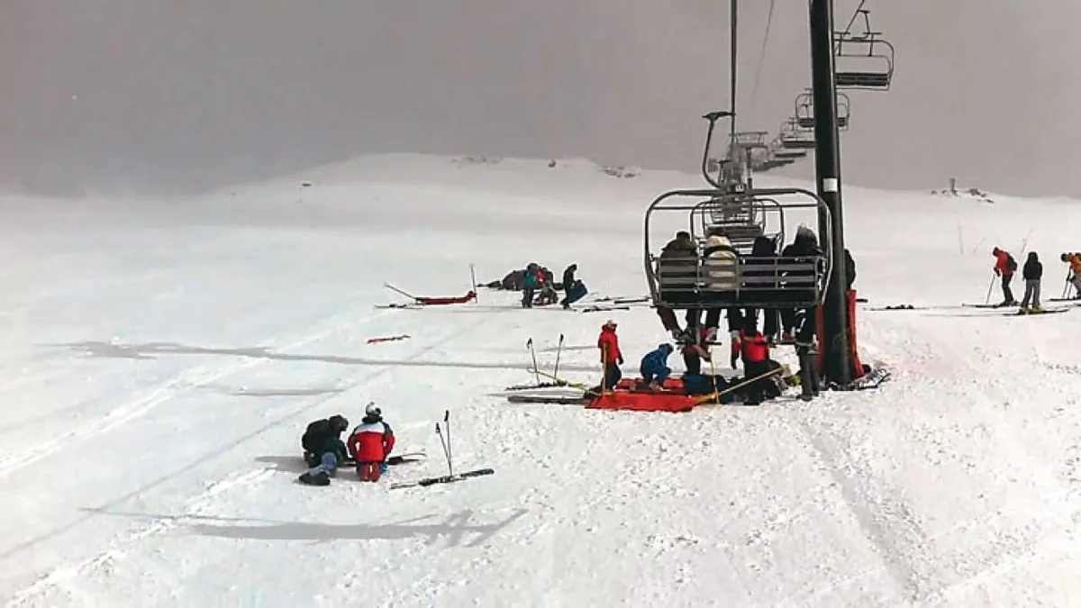 Accidente en el Cerro Catedral: una adolescente se cayó en una de las pistas de esquí y quedó internada