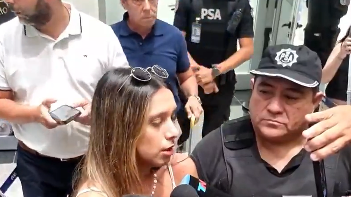 La joven fue recibida por familiares y amigos.