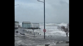 Alerta naranja en la Costa Atlántica: fuerte sudestada, destrozos y crecida del mar