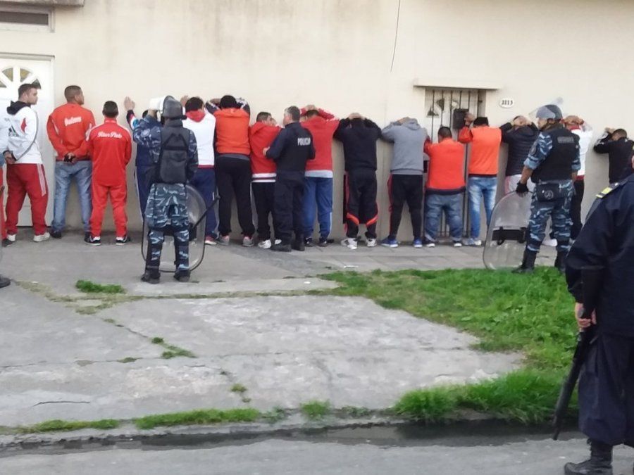9 hinchas de River detenidos y 13 armas de fuego secuestradas en múltiples allanamientos
