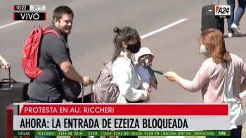 Procesión de pasajeros a Ezeiza: caminan más de 7 km con bebés en brazos y los autos van por la banquina