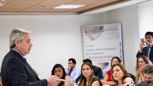 La agenda de Alberto Fernández en Madrid: clase universitaria, selfies y reuniones con el gobierno español