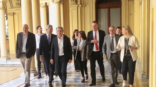 Rodeado por casi todo el Gabinete y con Caputo cerca: la trastienda de la tensa conferencia de Adorni