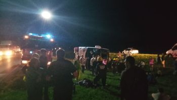 Impactante accidente en la Ruta 9: un micro volcó y hay más de 40 pasajeros heridos