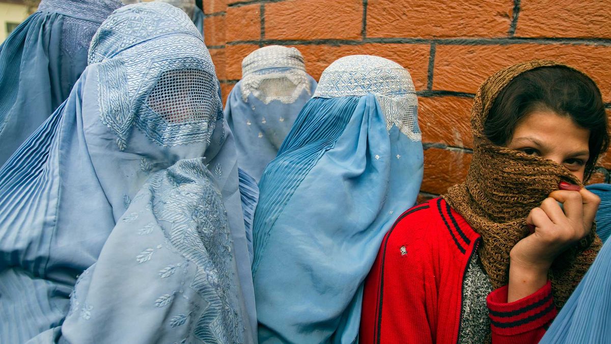 Ser mujer en Afganistán: Las prohibiciones que los talibanes les imponen