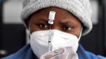 Aplicación de la vacuna Pzifer en Los Ángeles (Foto: AFP). Aplicación de la vacuna Pzifer en Los Ángeles (Foto: AFP).