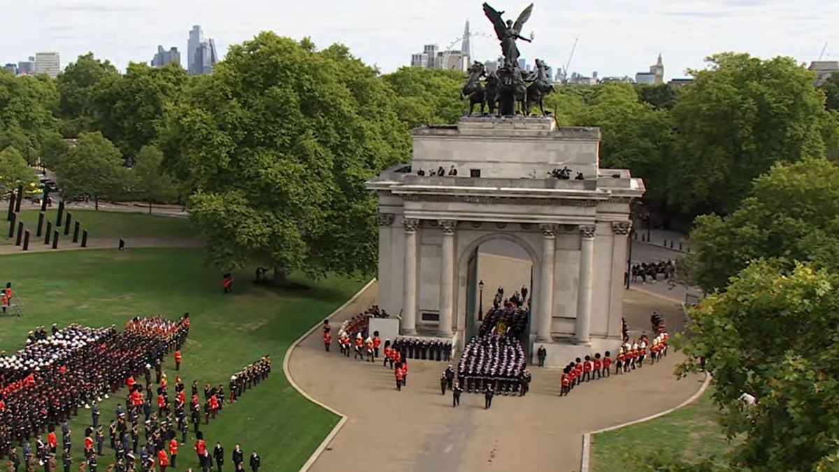En el arco de Wellington cambio de vehículo para el traslado final a Windsor (Foto: Captura de TV)