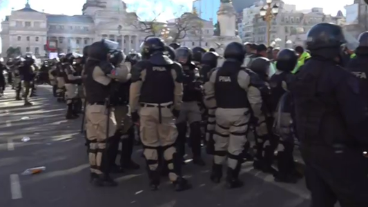Tensión en el Congreso: manifestantes intentaron cortar las calles y chocaron con las fuerzas federales