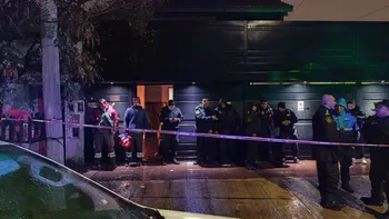 Cuáles son las principales hipótesis del caso del joven que apuñaló a su madre y mató a un hombre