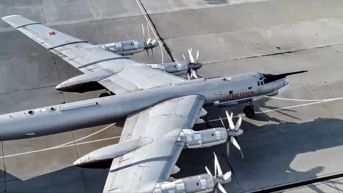 Ataque ucraniano destruye aviones rusos TU 95, capaces de transportar armas nucleares Ataque ucraniano destruye aviones rusos TU 95, capaces de transportar armas nucleares