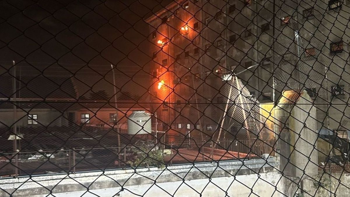 Un motín causó caos en el penal de Devoto: trapos quemados