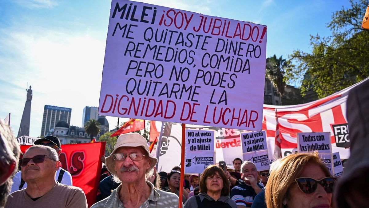 Jubilados se manifestaron este viernes contra el gobierno de Javier Milei.