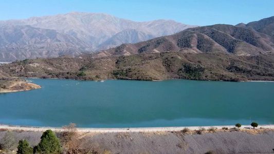 Hallaron los cuerpos de dos personas dentro de un auto en el dique salteño Las Lomitas