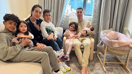 Cristiano Ronaldo y Georgina volvieron a su casa con la beba en brazos