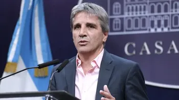 La agencia internacional Fitch Ratings mejoró la calificación de la deuda argentina