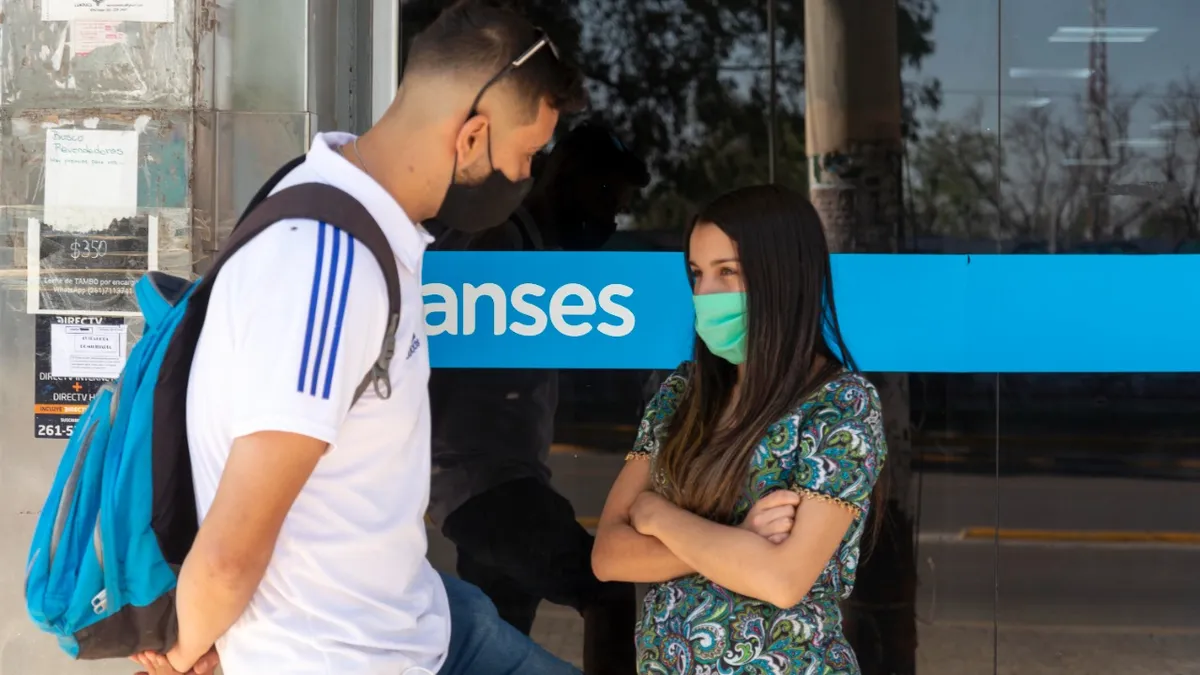 El objetivo de esta asistencia es igualar las oportunidades en el acceso a contenidos y experiencias culturales a más de 1.5 millones de jóvenes argentinas y argentinos.